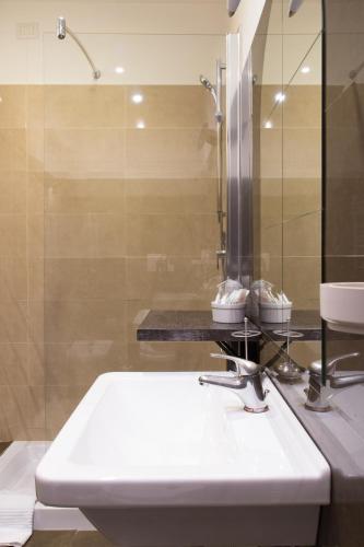 un bagno con un lavandino bianco e una doccia di Residenza Ki a Roma