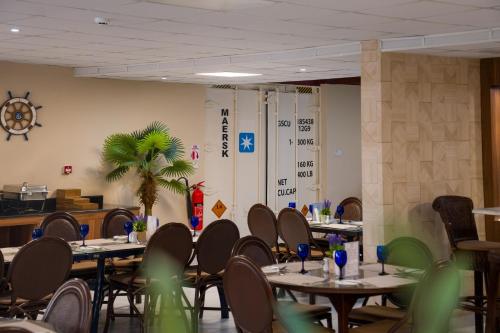 Un restaurante o sitio para comer en Oasis Villa Salalah