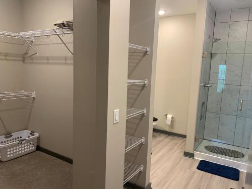 bagno con doccia e cabina armadio di Harbor Haven, Just 2 miles from Beale! a Memphis