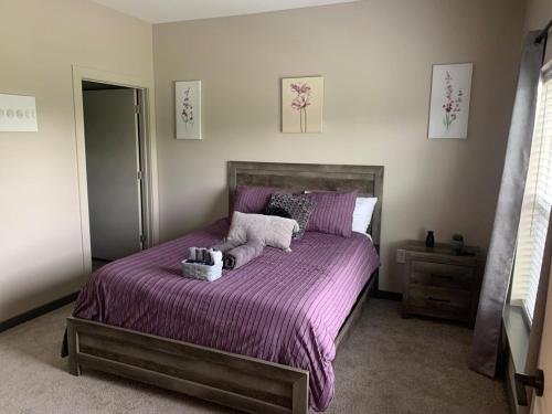 una camera con un letto e una coperta viola di Harbor Haven, Just 2 miles from Beale! a Memphis