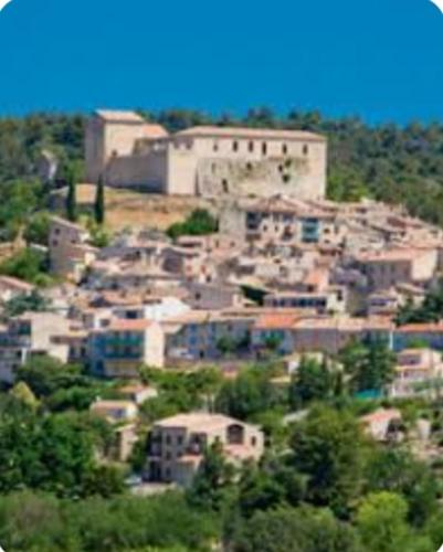 un groupe de maisons au sommet d'une colline dans l'établissement Agréable Studio, à Gréoux-les-Bains