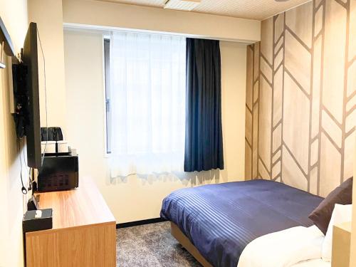Postel nebo postele na pokoji v ubytování HOTEL LiVEMAX BUDGET Chofu-Ekimae