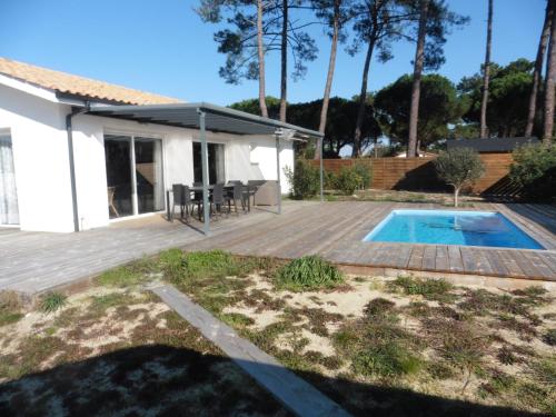 une villa avec piscine et une maison dans l'établissement bee free, à Montalivet-les-Bains