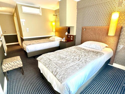 a hotel room with two beds in a room at Maison Lia in Châlons-en-Champagne