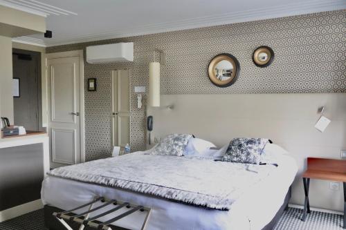 a bedroom with a large bed and a desk at Maison Lia in Châlons-en-Champagne