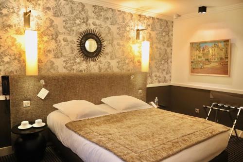 a bedroom with a large bed and a mirror at Maison Lia in Châlons-en-Champagne