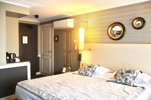 a bedroom with a bed and a mirror on the wall at Maison Lia in Châlons-en-Champagne