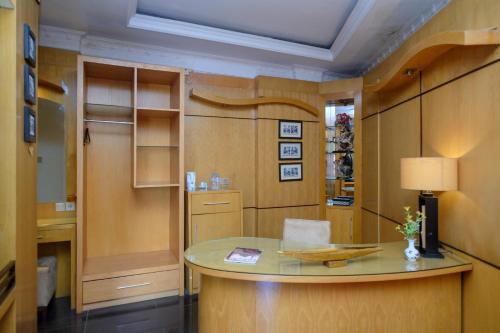 eine Küche mit einem runden Tisch und einer Lampe in der Unterkunft Urbanview Omah Eka Santi by RedDoorz in Yogyakarta