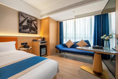Postel nebo postele na pokoji v ubytování Guangzhou Baiyun Airport COCO Hotel