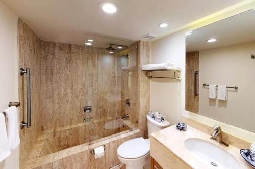 Ένα μπάνιο στο Villa del Palmar Los Cabos, Elite Luxe Member Units by Stephen Ostler