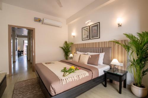 Ένα ή περισσότερα κρεβάτια σε δωμάτιο στο BedChambers Serviced Apartments, Sector 40