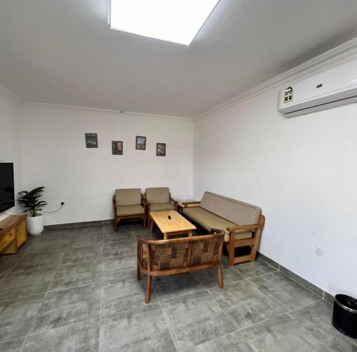a room with a couch and a table at شاليهات الكرامة in Al Muladdah