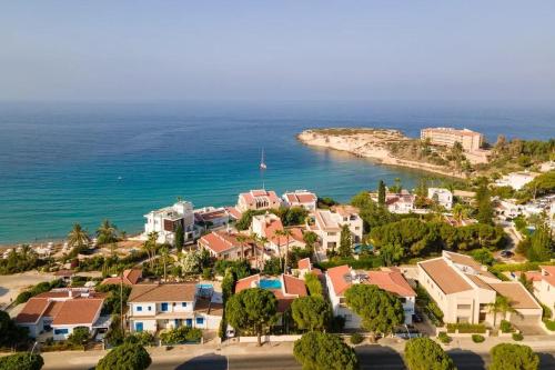 コーラル・ベイにあるVilla SeaBerryの海のそばにある住宅地の航空写真