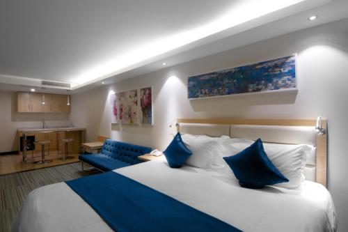 Postel nebo postele na pokoji v ubytování Lyz Business Hotel