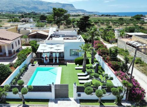 an aerial view of a house with a swimming pool at Villa I Mori di Noró in Valderice