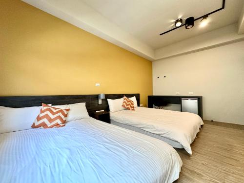 Una cama o camas en una habitación de Mo