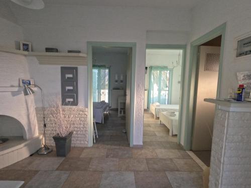 ein Flur mit einem Wohnzimmer und einem Kamin in der Unterkunft Crisio Studios in Skyros