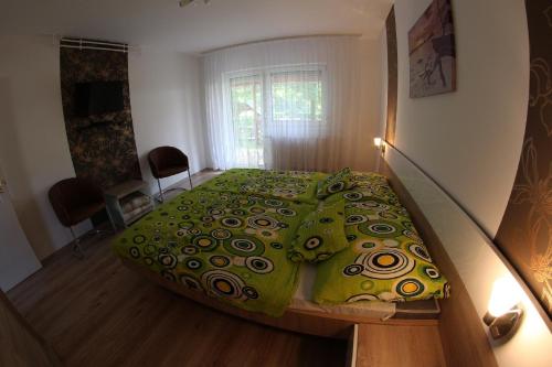 Postel nebo postele na pokoji v ubytování Loki Apartman