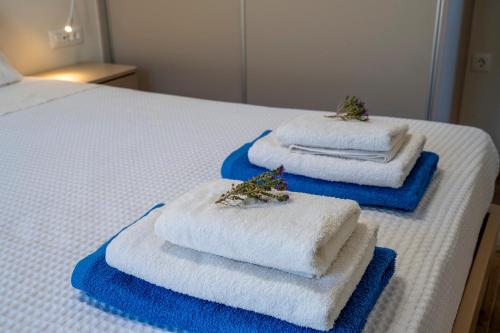 un groupe de serviettes posées sur un lit dans l'établissement Kavo Plako Studio 1, à Palekastro