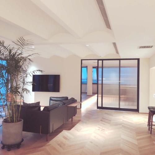 a living room with a couch and a tv at 朴宿栖澜海居崂山风景区店 in Qingdao
