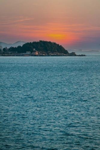 an island in the middle of a large body of water at 朴宿栖澜海居崂山风景区店 in Qingdao