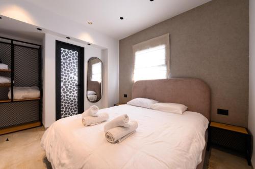 Una cama o camas en una habitación de ממלכת אהרון - וילות מהממות עם בריכה פרטית בכלנית ליד הכנרת