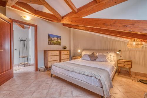 Ένα ή περισσότερα κρεβάτια σε δωμάτιο στο Villa Luce del Sol with Pool