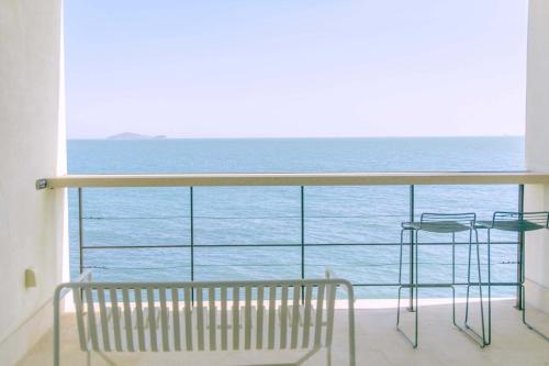 a balcony with a view of the ocean at 朴宿栖澜海居崂山风景区店 in Qingdao