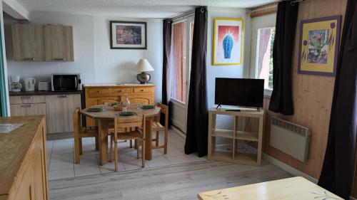 une cuisine avec une table et une salle à manger dans l'établissement Résidence Rond-point-pistes I - Trois pièces 8 pers. au rond point des pistes 1 n° 58 A - MAE-7064, à Orcières