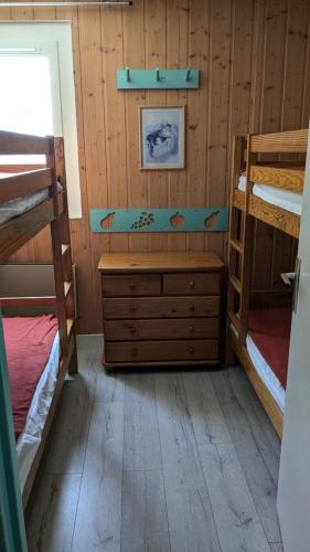 une chambre avec deux lits superposés et une commode dans l'établissement Résidence Rond-point-pistes I - Trois pièces 8 pers. au rond point des pistes 1 n° 58 A - MAE-7064, à Orcières