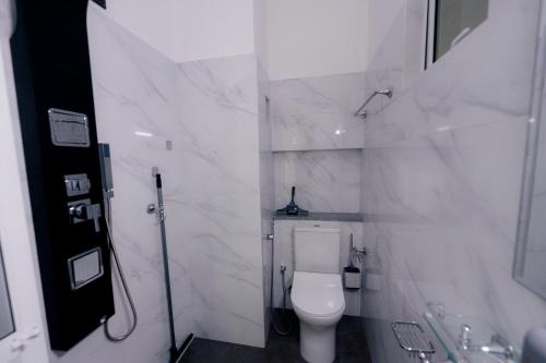 een witte badkamer met toilet en douche bij Ransara Resort in Dikwella