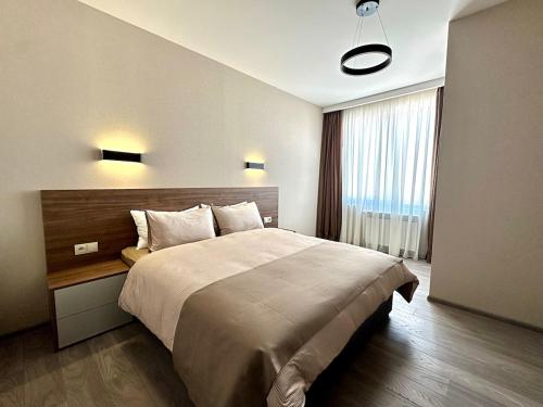 Voodi või voodid majutusasutuse Crystal Loft Block C Apartment with views toas