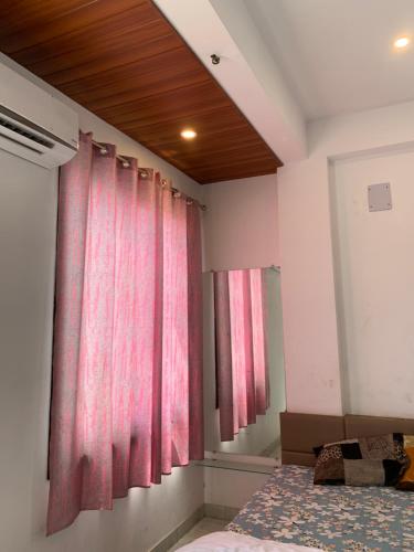 Ein Bett oder Betten in einem Zimmer der Unterkunft Jai mewar continental