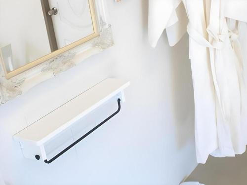 スラート・ターニーにあるChic Hotel Suratthaniの幕の横の鏡