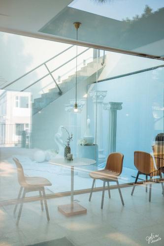 a dining room with a table and chairs at 朴宿栖澜海居崂山风景区店 in Qingdao