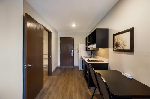 Dapur atau dapur kecil di WoodSpring Suites Orlando West - Clermont