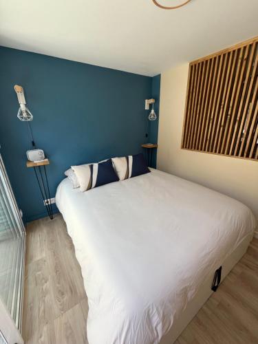 Chambre et salle de bain dans dépendance