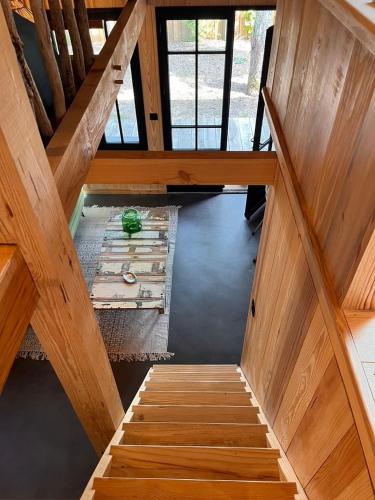 - une vue sur un escalier en bois dans une maison dans l'établissement La cabane de lesquirey, à La Celle-sous-Gouzon