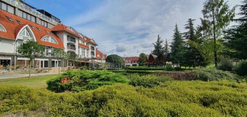 park w mieście z budynkami i krzewami w obiekcie Apartments in Zalakaros/Thermalbad 20689 w Zalakaros