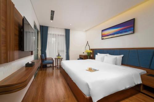 Postel nebo postele na pokoji v ubytování Ruby Star Da Nang - Central My Khe Beach
