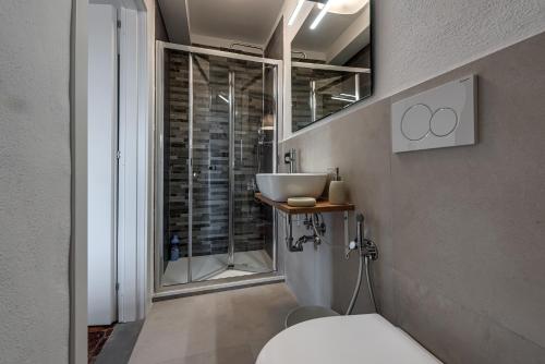 Un baño con lavabo, inodoro y ventana. en Villa Carmela, en Lastra a Signa