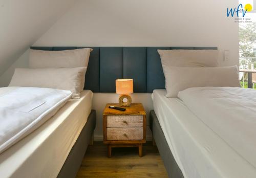 two beds sitting next to each other in a bedroom at Haus Casper Ferienwohnung 2 in Langeoog