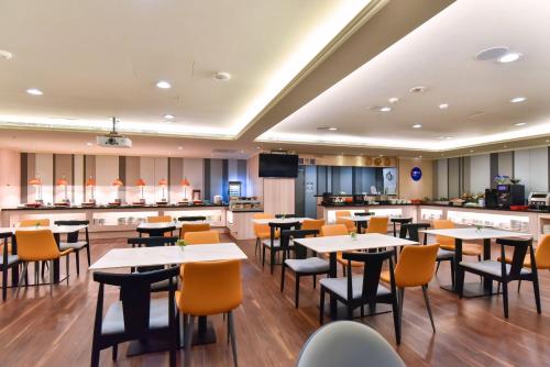 Holiday Inn Express Taipei Train Station by IHGにあるレストランまたは飲食店