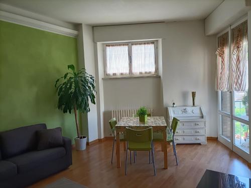 un salon avec une table et un canapé dans l'établissement Stella Marina, à Porto San Giorgio