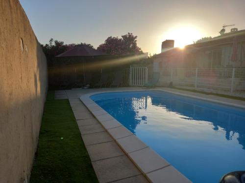 - une piscine dans une cour bien exposée dans l'établissement Studio cosy, à Sorgues