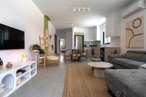 Solenne - Stylish 2-BR Apartment & Balcony in Larnaca