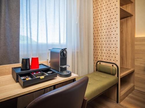 Příslušenství pro přípravu čaje a kávy v ubytování Campanile Hotel & Restaurant Zwolle