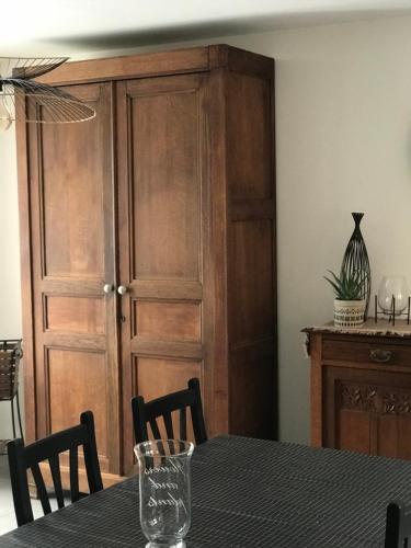 a dining room table with a wooden door at Maison 6 chambres in Beauvais