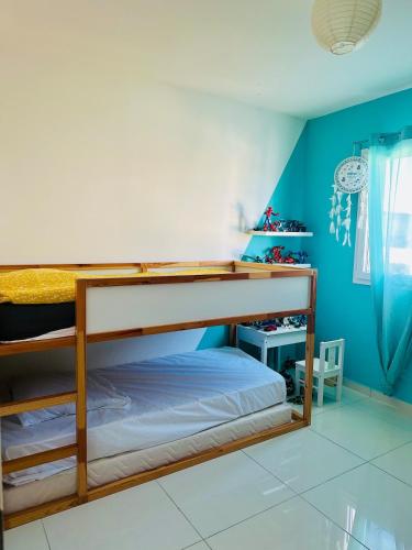 une chambre avec un lit superposé et un bureau dans l'établissement Maison proche plage, à Villeneuve-lès-Maguelone