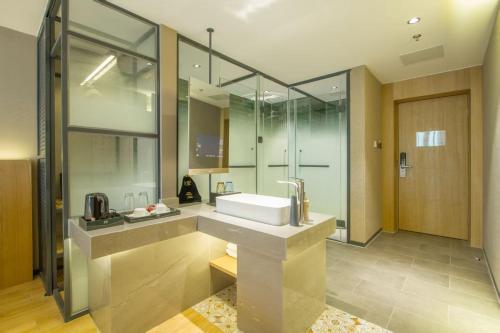 un bagno con lavandino e doccia di TRUE GO Hotel Bejing Sanyuangiao Yansha a Pechino